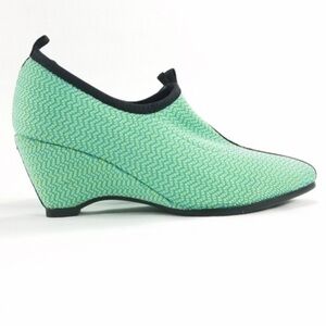 Jady Rose Shoes Kelly Aqua Green Black Mesh Slip On 2.5” Wedge Heel Pump Sz 5.5B